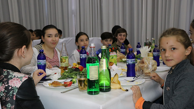 الهلال الأحمر التركي ينظم مأدبة إفطار رمضانية لأيتام في جورجيا