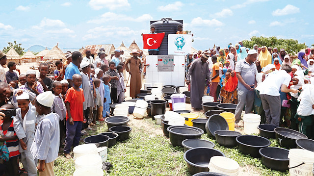 Türk sivil toplum kuruluşlarının insanı yardımları örnek teşkil ediyor.