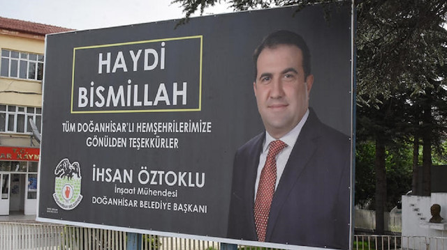 Doğanhisar Belediye Başkanı MHP'li İhsan Öztoklu’nun astırdığı teşekkür afişi.