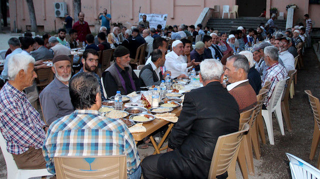 "İHH" التركية تقيم مأدبة إفطار لألف سوري بمخيم للاجئين