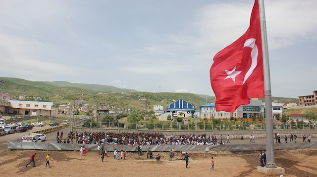 Bingol De 33 Sehidin Yil Donumunde 350 Metrelik Bayrak Gondere Cekildi