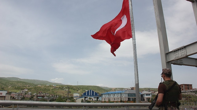 Bingol De 33 Sehidin Yil Donumunde 350 Metrelik Bayrak Gondere Cekildi