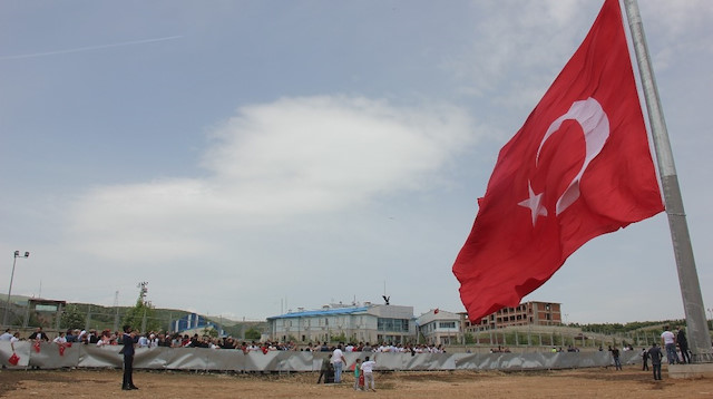 Bingöl'de Türkiye'nin beşinci, bölgenin en büyük bayrağı göndere çekildi.