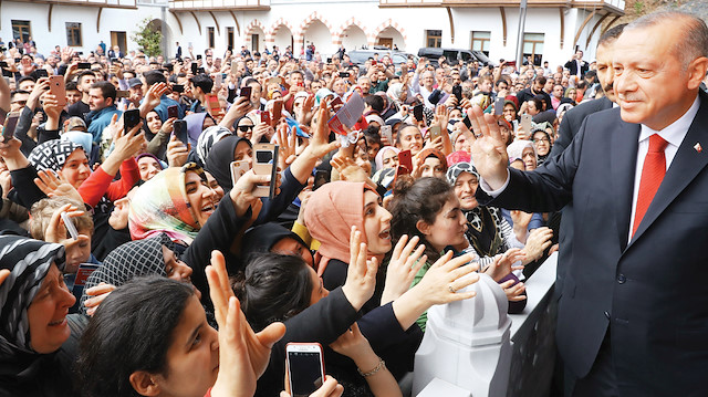 Vatandaşlar Cumhurbaşkanı Erdoğan'a yoğun ilgi gösterdi.