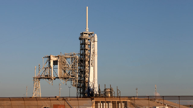 SpaceX roketinin fırlatma öncesi son hazırlıkları yapılıyor.