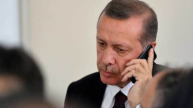 Cumhurbaşkanı Erdoğan telefon ile konuşurken. Fotoğraf: Arşiv.