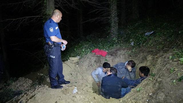 Polis, kaçak kazı yapan kişileri çukurda suçüstü yakaladı.