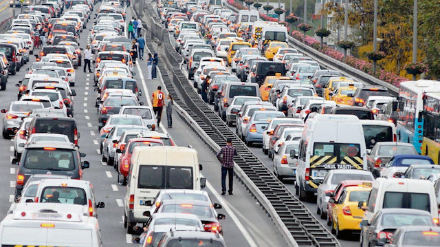 Yoğun trafikte ilerlemeye çalışan araçlar. Fotoğraf: Arşiv.