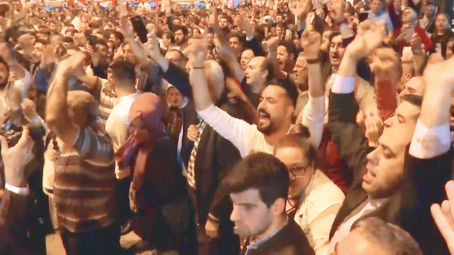 CHP'li adayı gören vatandaşlar, sloganlarla protesto gösterisi yaptı.