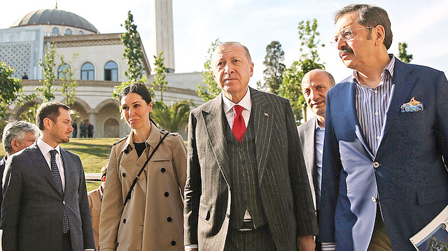 Erdoğan, Başbakan Adnan Menderes ve arkadaşlarının idam kararının alındığı Yassıada’da yapımı devam eden kongre ve sergi alanlarını da gezerek bilgi aldı. Öte yandan Erdoğan'a TOBB Başkanı Rifat Hisarcıklıoğlu'nun yanısıra birçok kişi eşlik etti.