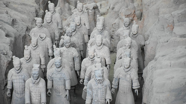 ilk Çin imparatoru Qin Shi Huang'ın mezarında bulunan 8 binden fazla toprak asker.