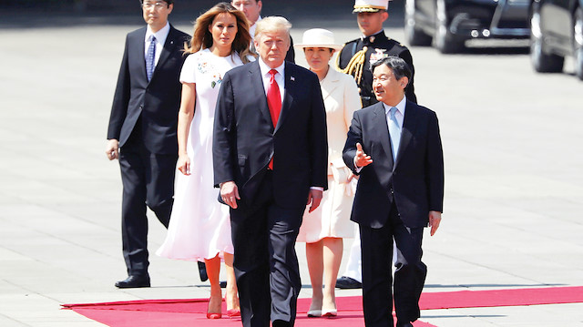 Dört günlük resmi ziyaret için Japonya'nın başkenti Tokyo'da bulunan Trump, İmparatorluk Sarayı'nın avlusunda düzenlenen karşılama töreninde Japon İmparator Naruhito ile kırmızı halı üzerinde yürüdü. Trump, İmparator Naruhito ile 1 Mayıs'ta tahta çıktığından bu yana bir araya gelen ilk devlet lideri oldu.
