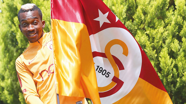 Henry Onyekuru, Galatasaray bayrağıyla poz verdi.