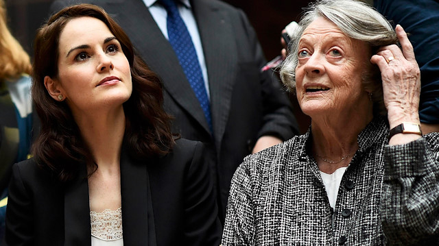 Downton Abbey cast members Michelle Dockery (L) and Maggie Smith pose for the media at a hotel in central London, Britain August 13, 2015. Downton Abbey's final season is due to premiere in September. REUTERS/Dylan Martinez


