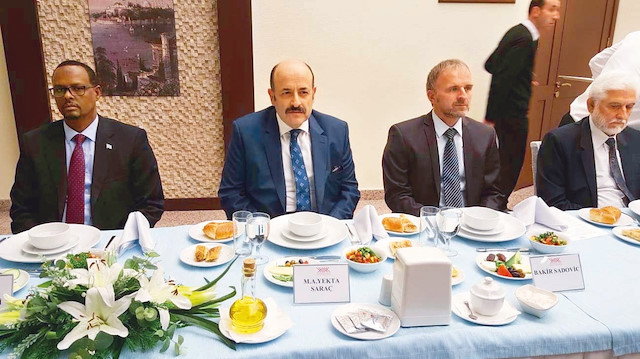 YÖK Başkanı Yekta Saraç, Türkiye’de lisans veya lisans üstü eğitim gören yabancı uyruklu öğrencilerle iftarda bir araya geldi.