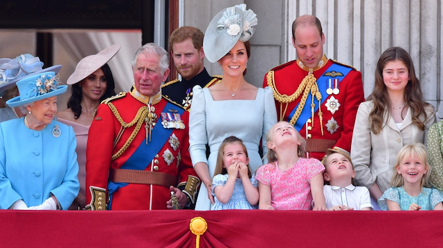 Kraliyet ailesinin resmi kıyafetleri ne anlama geliyor?