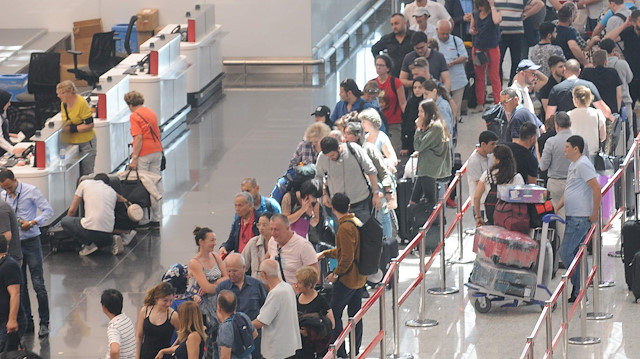 Uçuşlarını bugünden itibaren planlayan yolcular, İstanbul Havalimanı'nda zaman zaman yoğunluğa neden oldu.