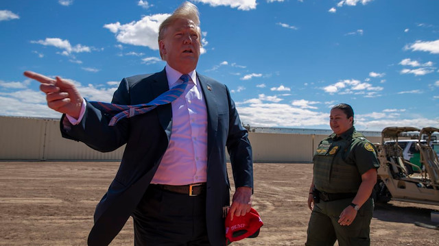 Trump Meksika sınırında.