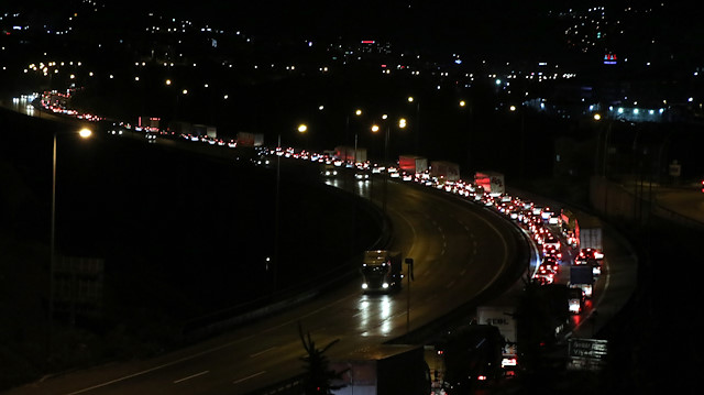 İftar sonrası Kocaeli istikametinde trafik kilitlendi