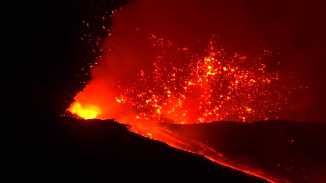 Spectacular eruptions from Mount Etna light up night sky | News