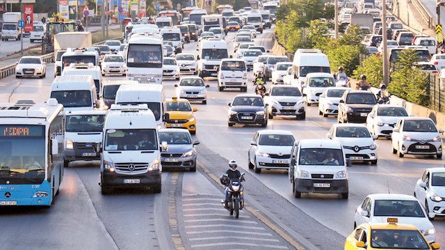 İstanbul’da bayram tatili yoğunluğu başladı ve İBB yoğunluk haritasında trafik yoğunluğu yüzde 69’lara ulaştı.