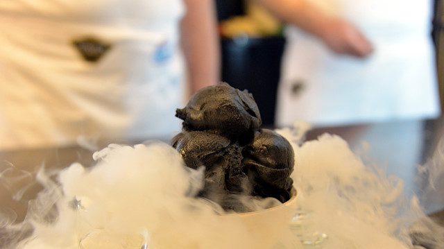 Keçi sütü, salep ve şeker kullanılarak üretildiği için daha çok beyaz rengiyle bilinen Maraş dondurması, bundan sonra kömür karası rengiyle konuşulacak.