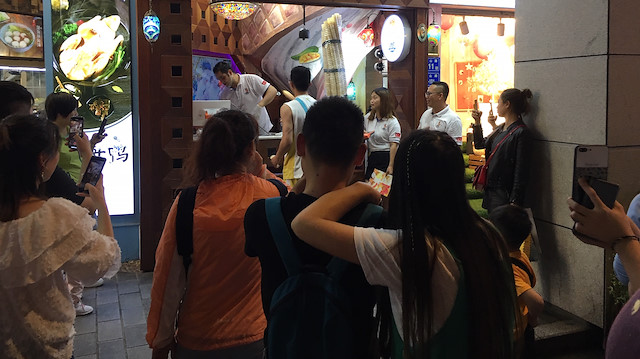 Çinli girişimciler, ülkede birbiri ardına dondurmacı açmaya başladı.