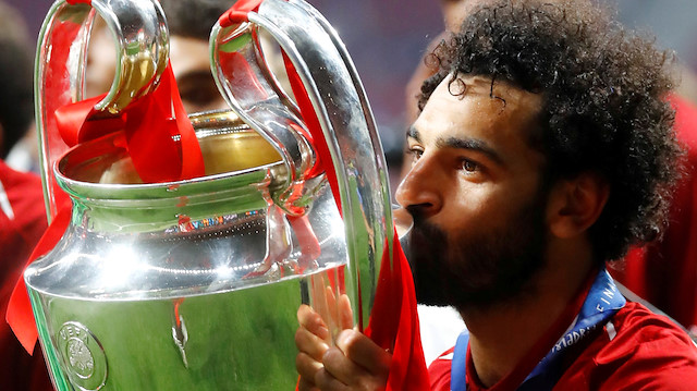 Soccer Football - Champions League Final - Tottenham Hotspur v Liverpool - Wanda Metropolitano, Madrid, Spain - June 1, 2019 Liverpool's Mohamed Salah kisses the trophy as he celebrates after winning the Champions League REUTERS/Kai Pfaffenbach TPX IMAGES OF THE DAY

