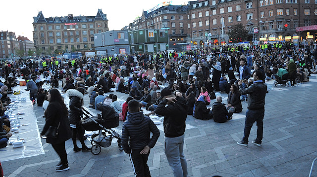 Danimarka'da iftar saati Kur'an yaktılar