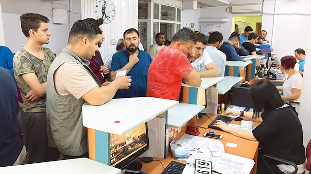 İzmir’de vatandaşlar, Ramazan Bayramı öncesi işlemlerini yaptırmak için hafta sonu nöbetçi olarak hizmet veren noterlere yoğun ilgi gösterdi.
