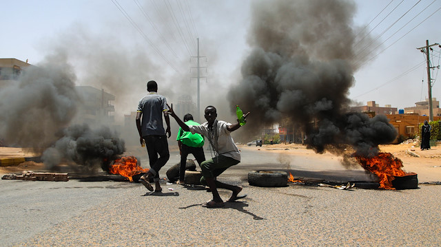 Sudan'da darbeci güçler, halka ateş açtı.
