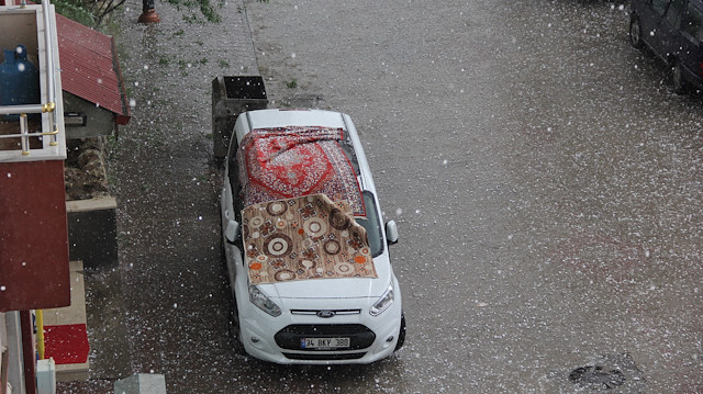 Yağış nedeniyle bazı araçlarda hasar meydana geldi.