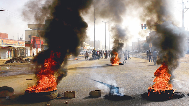 Sudan'da ordu güçleri protestoculara saldırıyor.