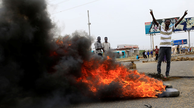 Sudan'da darbecilerin katliamlarına rağmen, gösteriler devam ediyor.