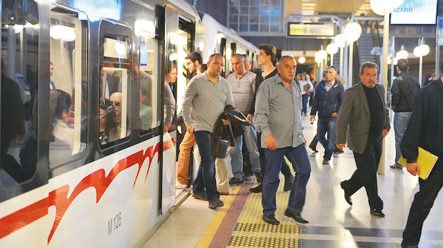 İzmir Metro, toplam 55 istasyon ve durakta hizmet veriyor.