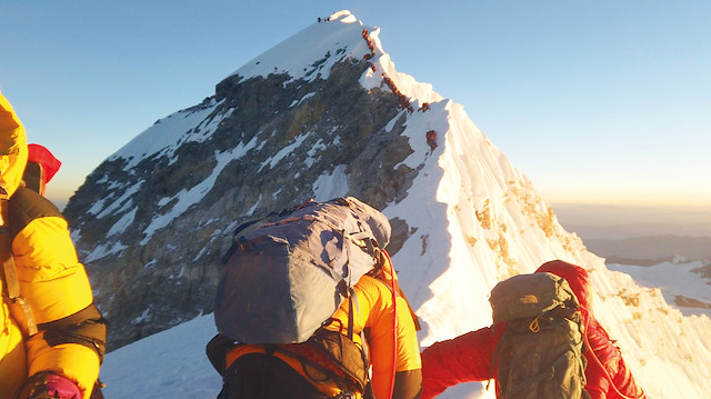 8 bin 848 metre yükseklikteki Everest Dağı’na bu yıl tırmanan 11 kişinin yaşamını yitirdiği bildirilmişti.