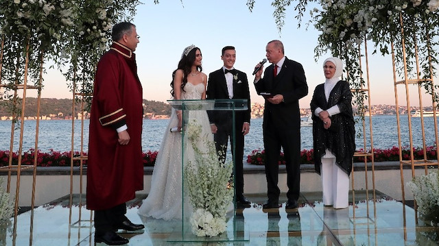 Cumhurbaşkanı Recep Tayyip Erdoğan, dünyaca ünlü futbolcu Mesut Özil'in nikah şahitliğini yaptı