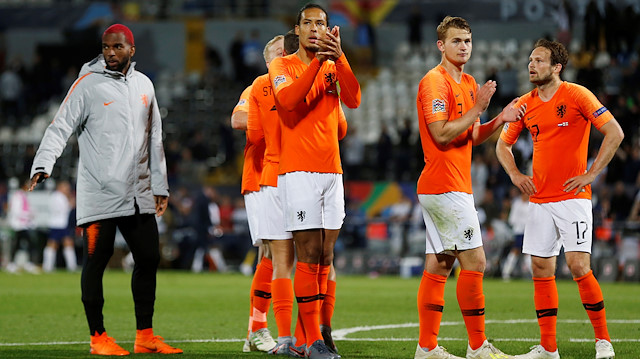 Hollandalı oyuncular maç sonunda taraftarların olduğu bölüme gidip galibiyeti kutladı.