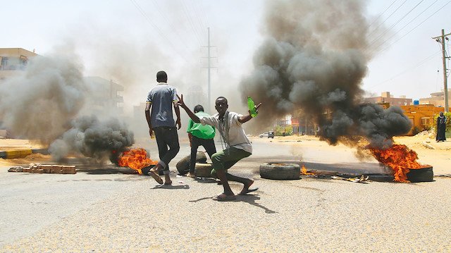 Sudan'da göstericiler sivil yönetime geçiş talebinde bulunuyor.