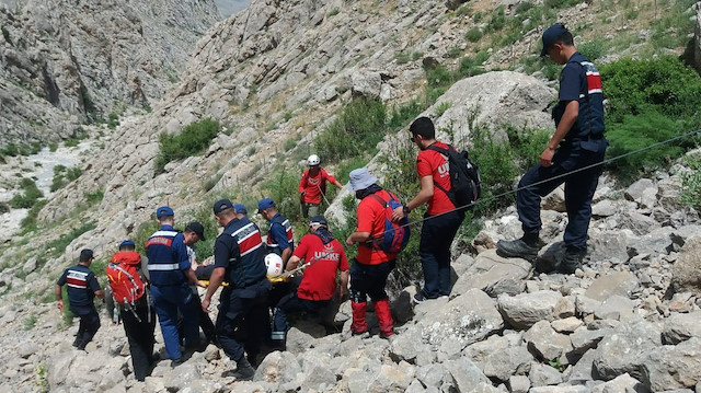 Yaralı dağcıyı kurtarma operasyonu sırasında kayalıklara düşen askerimiz şehit düştü