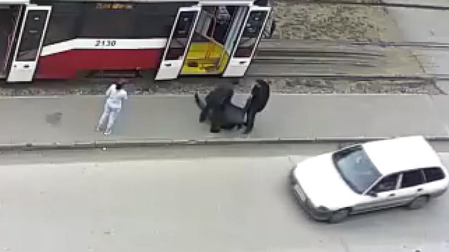 Tramvay'da felç geçiren adamı sokağa bırakıp yollarına devam ettiler
