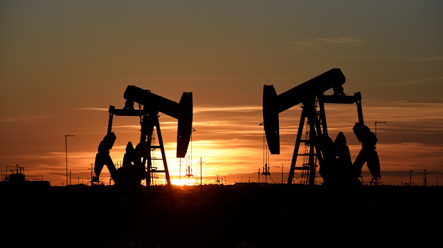 FILE PHOTO: Pump jacks operate at sunset in an oil field in Midland, Texas U.S. August 22, 2018. Picture taken August 22, 2018. REUTERS/Nick Oxford/File Photo

