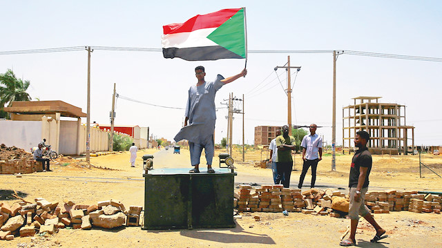 Sudan'da halk darbe karşıtı gösterilerine devam ediyor.