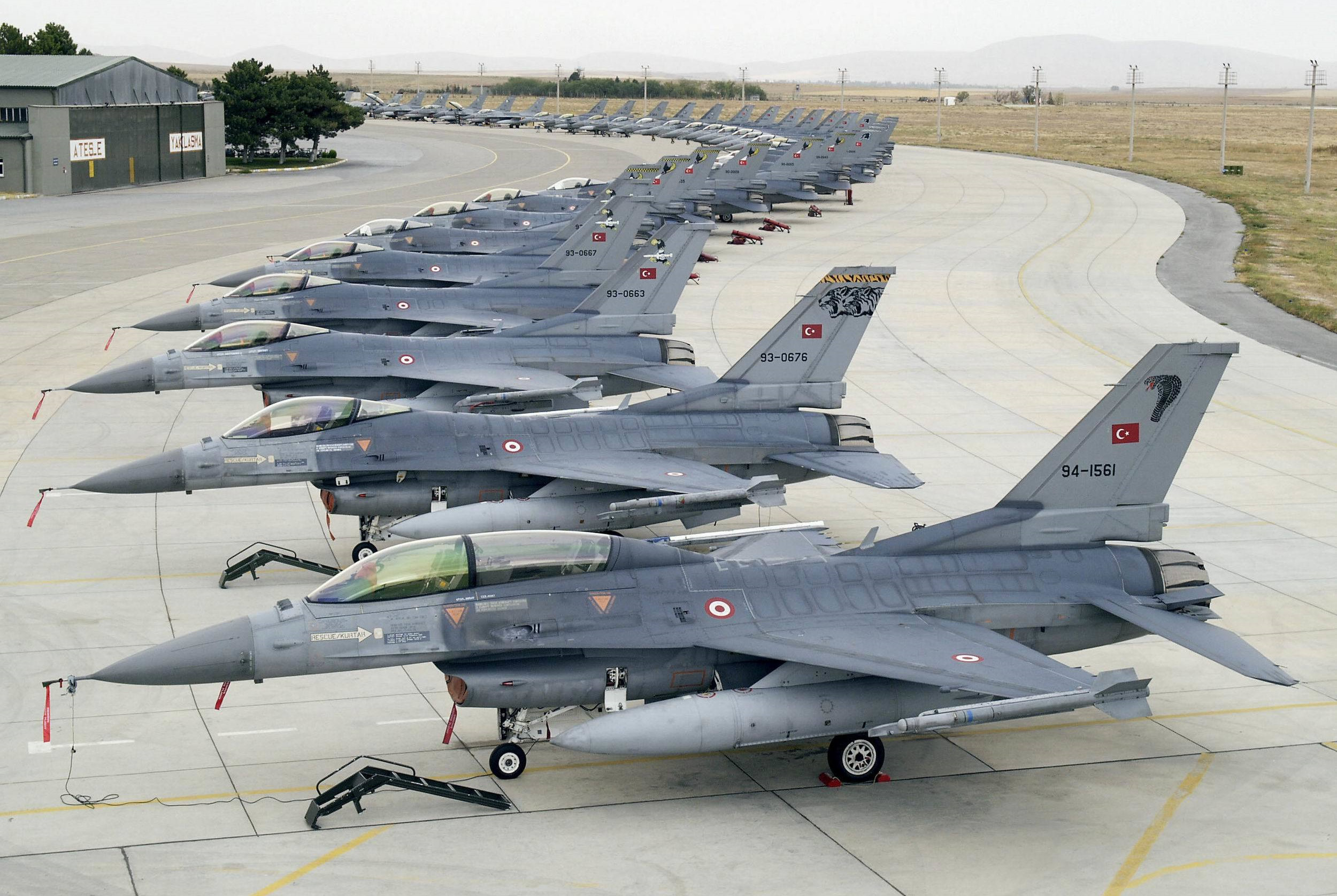 Türkiye'nin elinde farklı sınıflarda çok sayıda savaş uçağı var.
