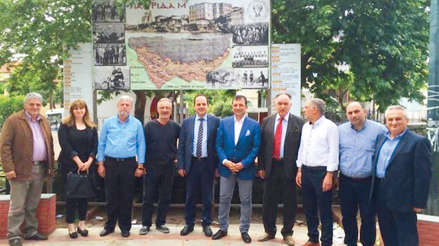 Ekrem İmamoğlu’nun 10 Mayıs 2016’da yaptığı Selanik gezisinde, Rumların Türkiye’yi bölme hayalini temsil eden sözde Pontus Rum Devleti Haritası önünde poz verdiği öğrenildi.