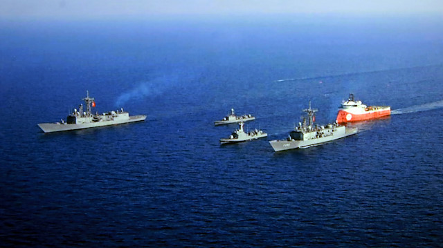 Fatih Sondaj Gemisi, herhangi bir aksiliğe karşın savaş gemilerimiz tarafından korunuyor.