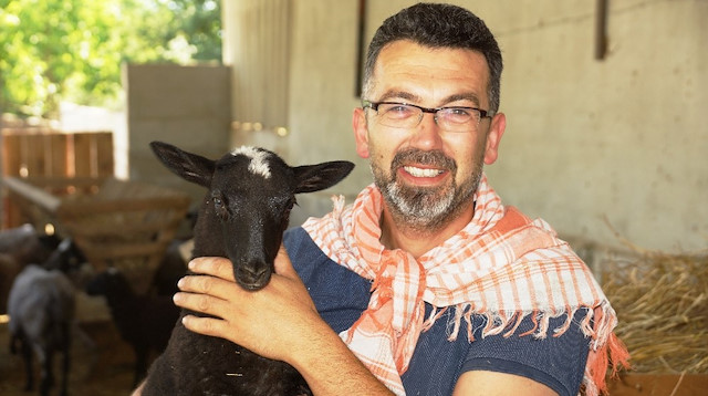 Çiftçi Rauf Öküzcü, veteriner eşiyle birlikte kurdukları çiftlikte internet üzerinden koyun satışına başladı.