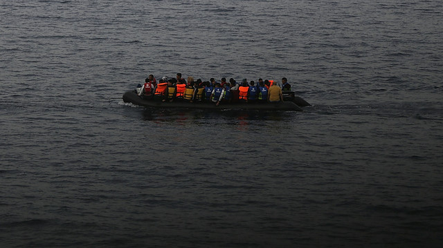 Ege Denizi'nde göçmenleri taşıyan bot battı.