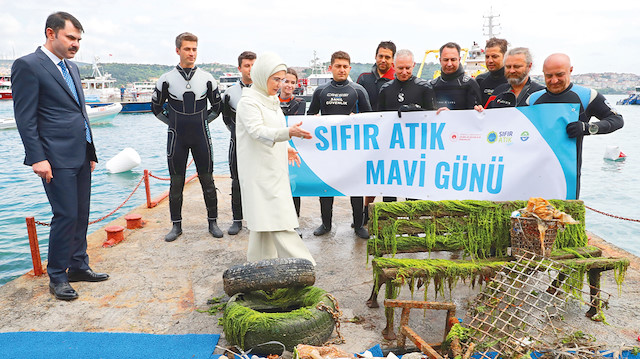 Emine Erdoğan ve Murat Kurum denizden çıkarılan yabancı maddeleri inceledi.