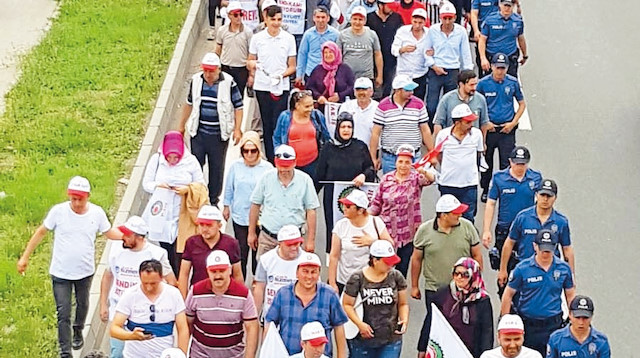 CHP Bolu İl Başkanlığı’na siyah çelenk bırakılmasının ardından yüzlerce kişinin katılımıyla başlayan yürüyüşün, 22 Haziran’da tamamlanması bekleniyor.